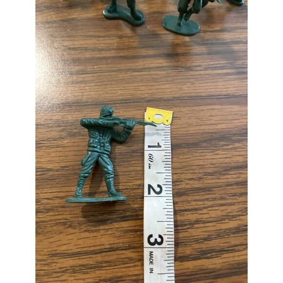 25 piece set toy Army men helicopter tank barrels fence and jets - Picture 3 of 8